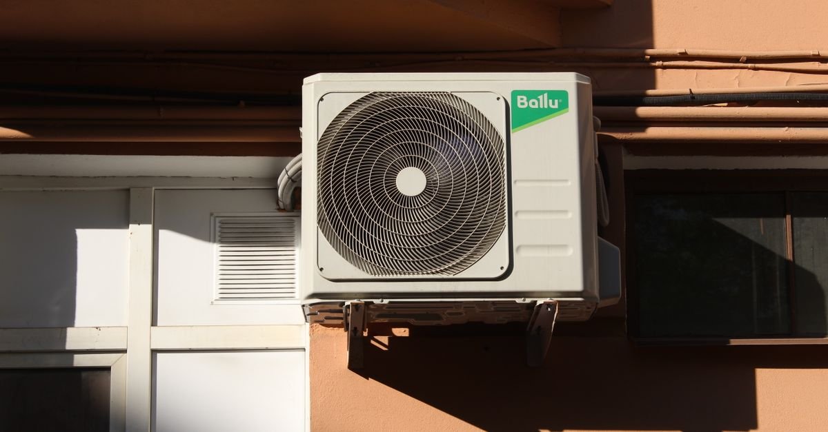 Comparación entre aire acondicionado inverter y convencional en un salón