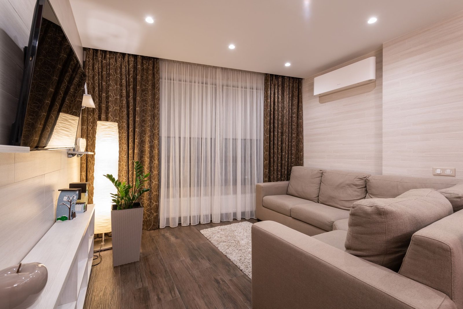 Aire acondicionado portátil sin tubo en un salón de casa