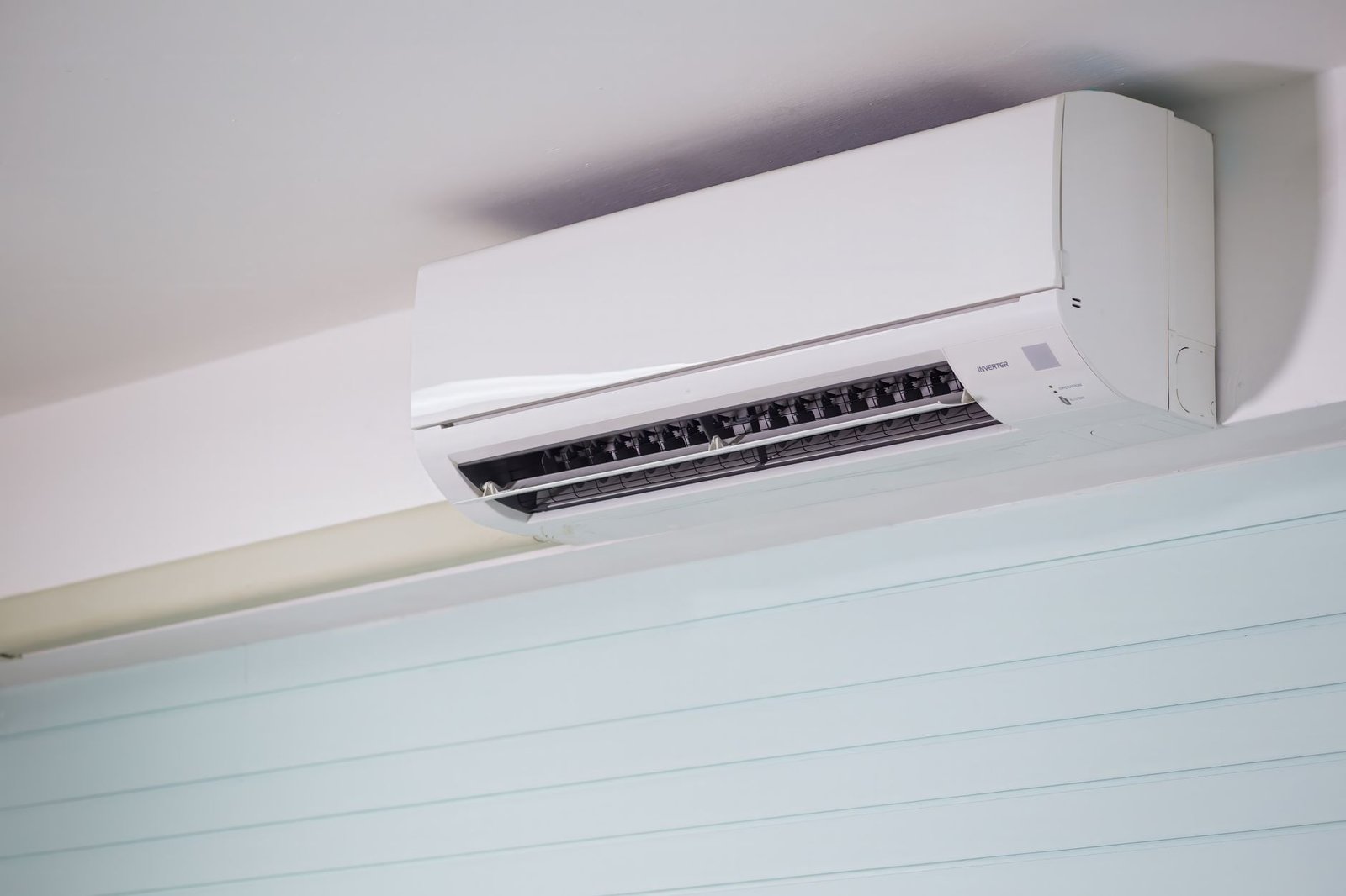 Limpieza del filtro de un aire acondicionado split en casa