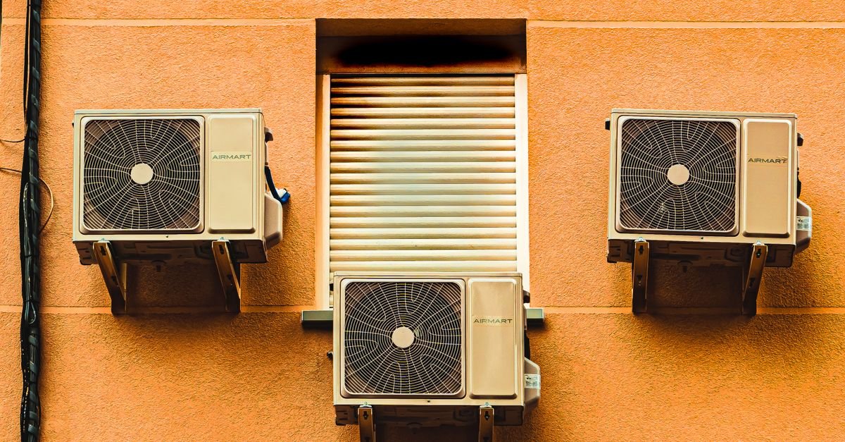 Técnico revisando aerotermia con suelo radiante en una vivienda