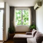 Salón con split de pared y mando de aire acondicionado