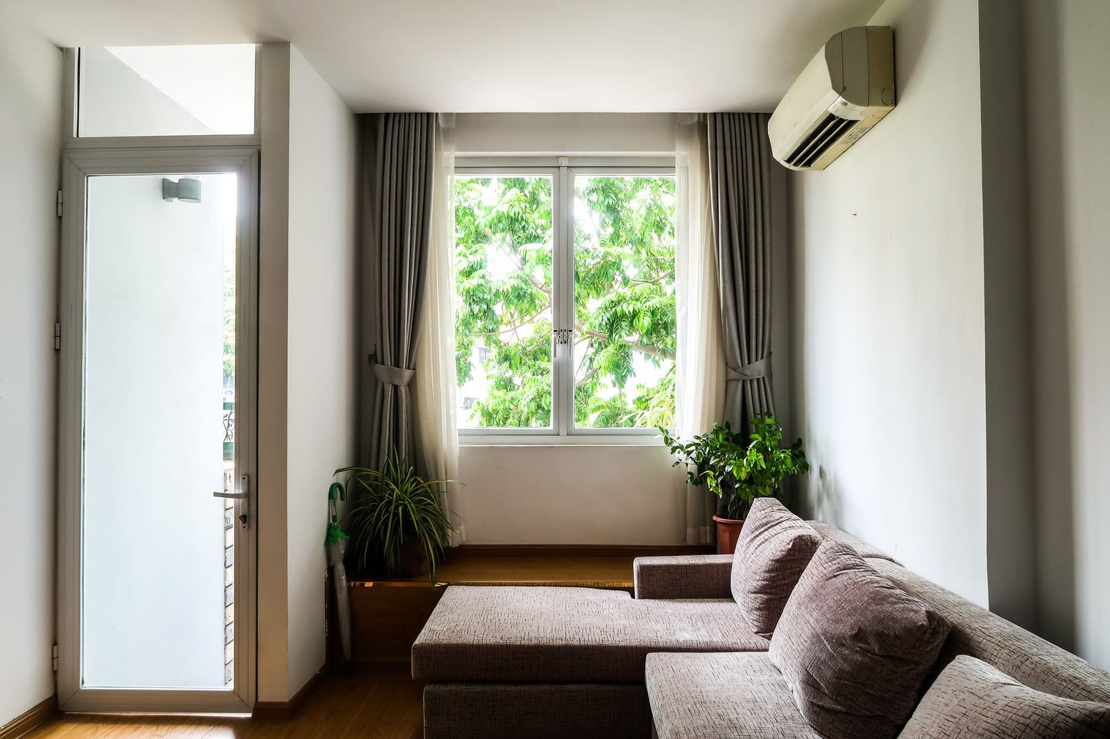 Salón con split de pared y mando de aire acondicionado