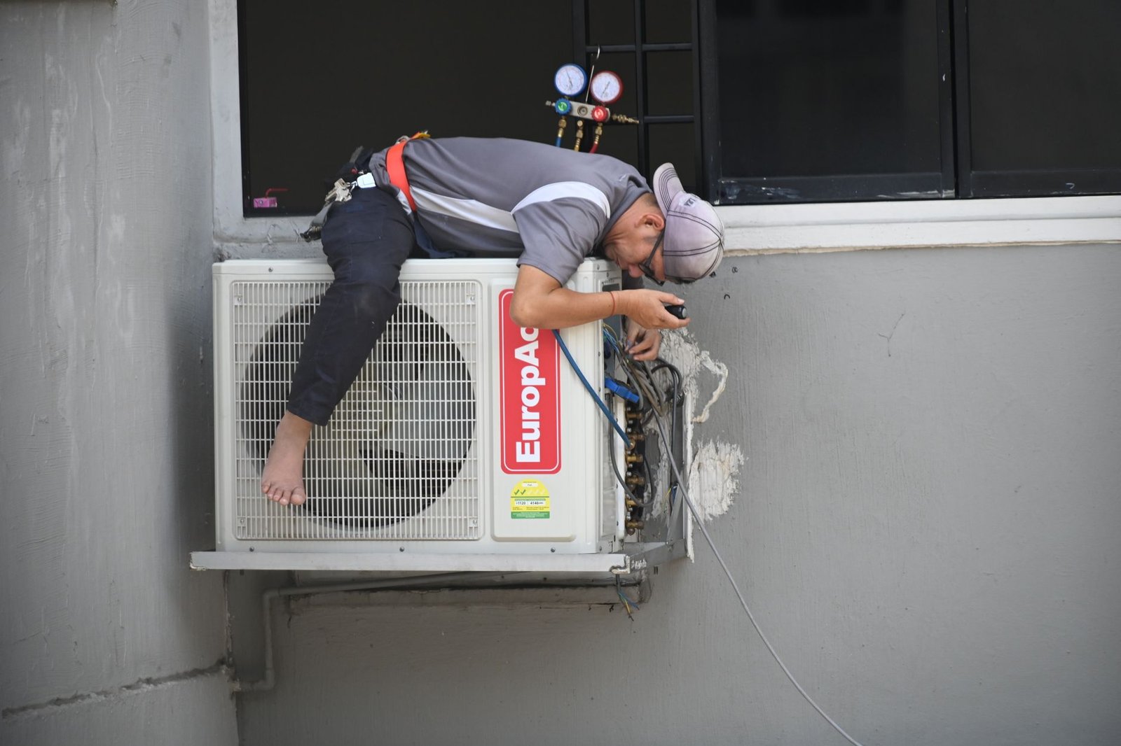 Técnico instalando un aire acondicionado split en una casa
