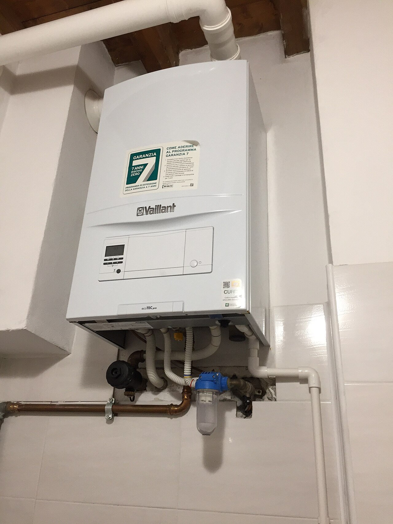 Caldera mural Vaillant con panel frontal y conexiones inferiores