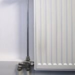 Radiador de agua con sus conexiones y válvula visibles