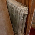 Radiador de columnas junto a una pared interior