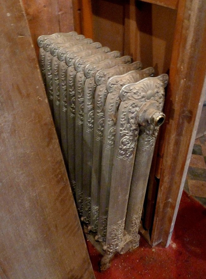 Radiador de columnas junto a una pared interior