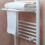 Toallero hidráulico con toallas extendidas sobre un accesorio