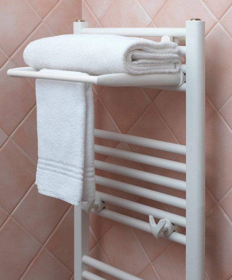 Toallero hidráulico con toallas extendidas sobre un accesorio