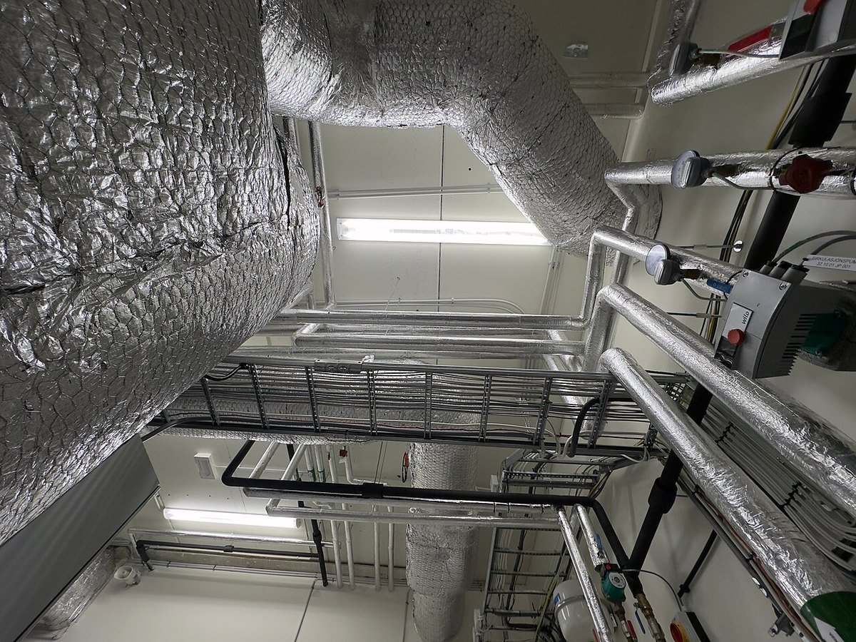 Detalle de conductos aislados en una sala técnica de ventilación