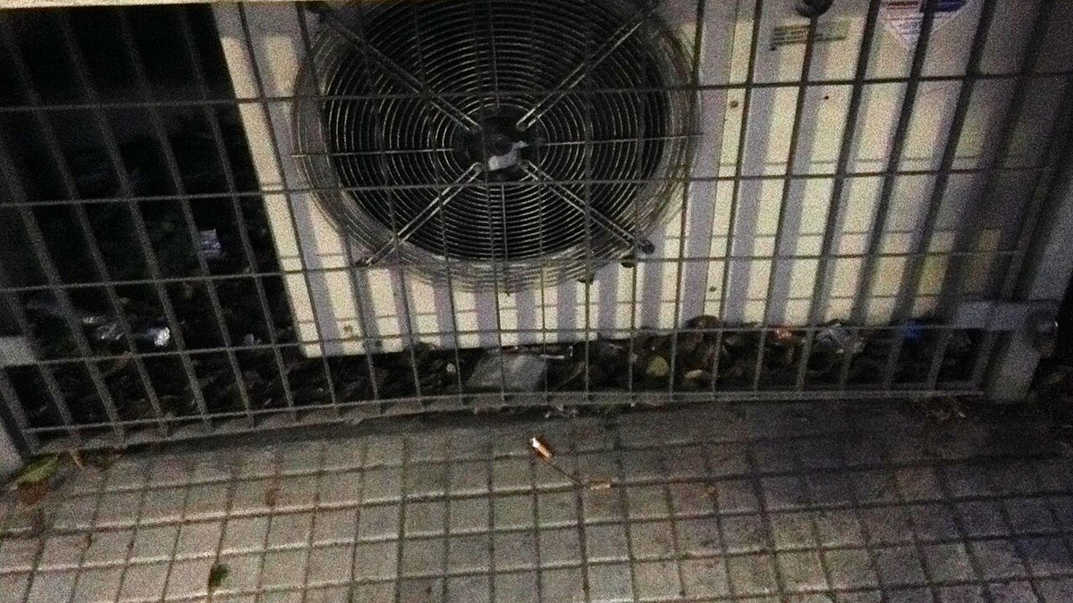 Unidad exterior de aire acondicionado junto a una fachada