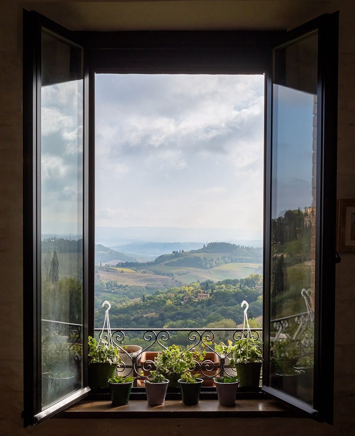 Ventana abierta vista desde el interior de una estancia