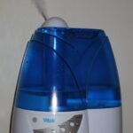 Humidificador ultrasónico emitiendo niebla