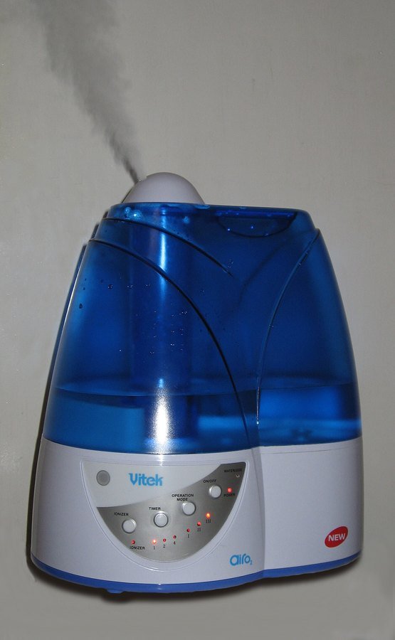 Humidificador ultrasónico emitiendo niebla