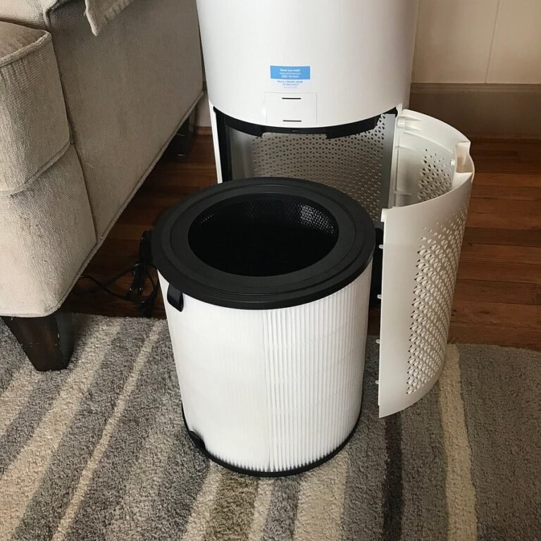 Purificador con filtro extraído para mostrar la filtración mecánica