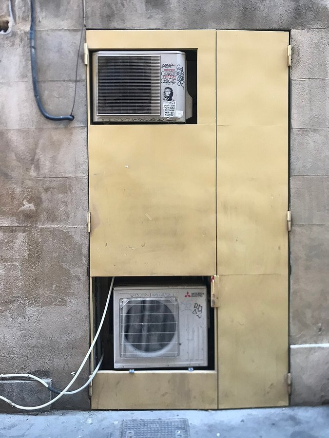 Unidades exteriores ancladas a una fachada