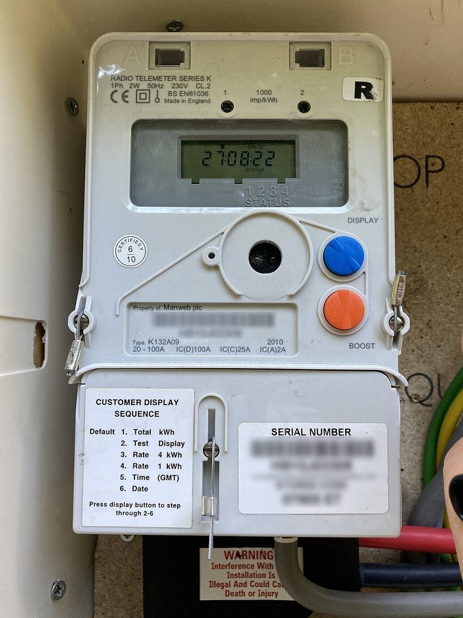 Contador doméstico de energía eléctrica con pantalla digital