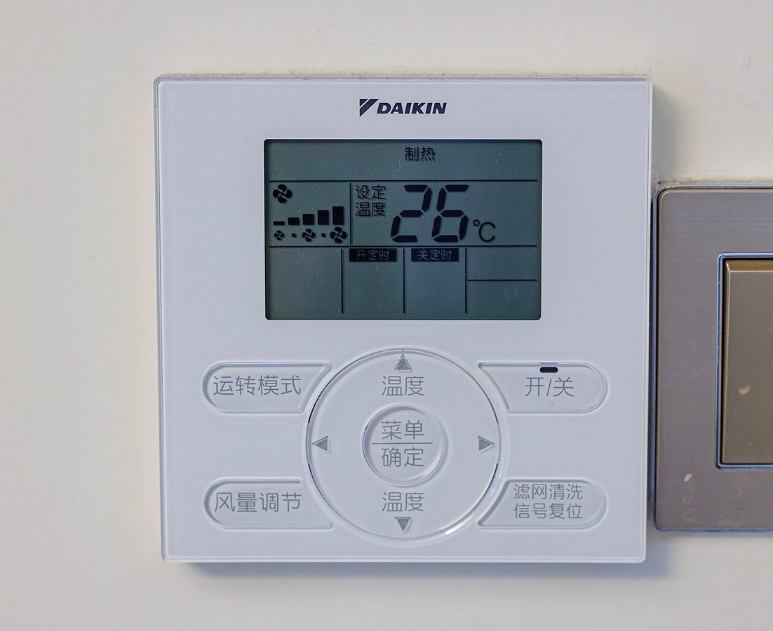 Control mural de climatización con selección de modo