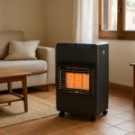Salón doméstico con una estufa de gas portátil colocada en una zona despejada y una ventana entreabierta al fondo.